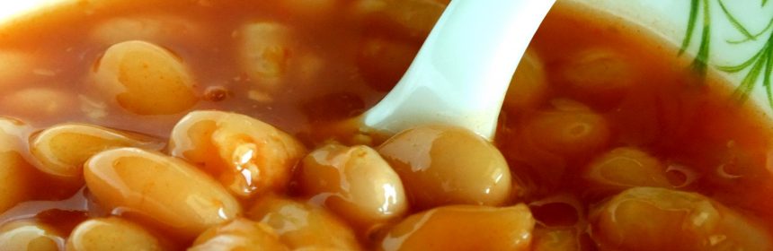 Baked beans in tomato sauce