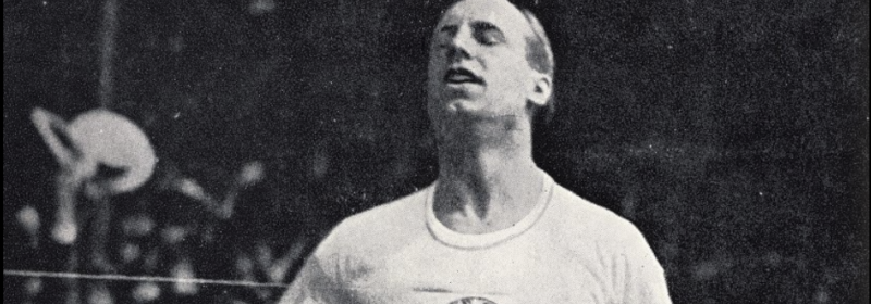 Eric Liddell crossing the finishing line