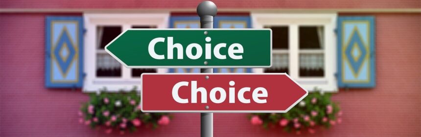 Two signposts pointing in opposite directions with the word choice.